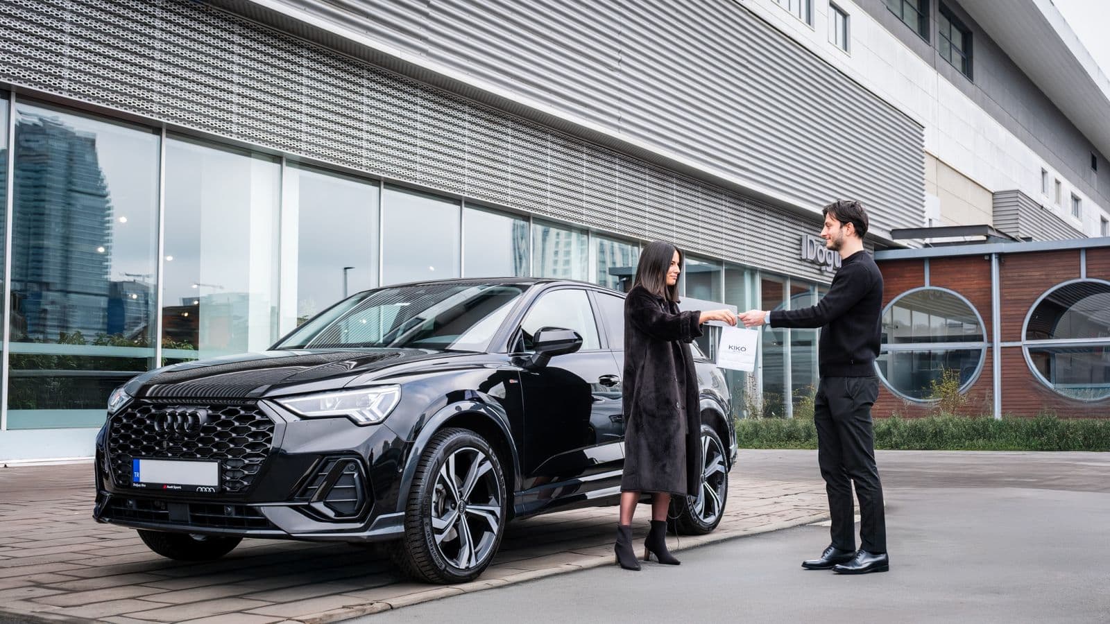 Doğuş Oto teslimat karesinin retüş sonrası showroom fotoğrafı