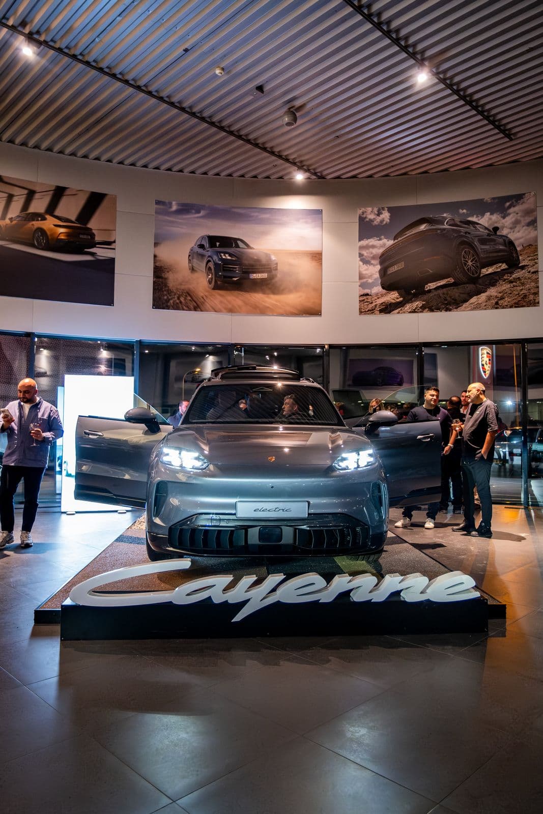 Porsche 2026 Cayanne Showroom Fotoğraf Çekimi