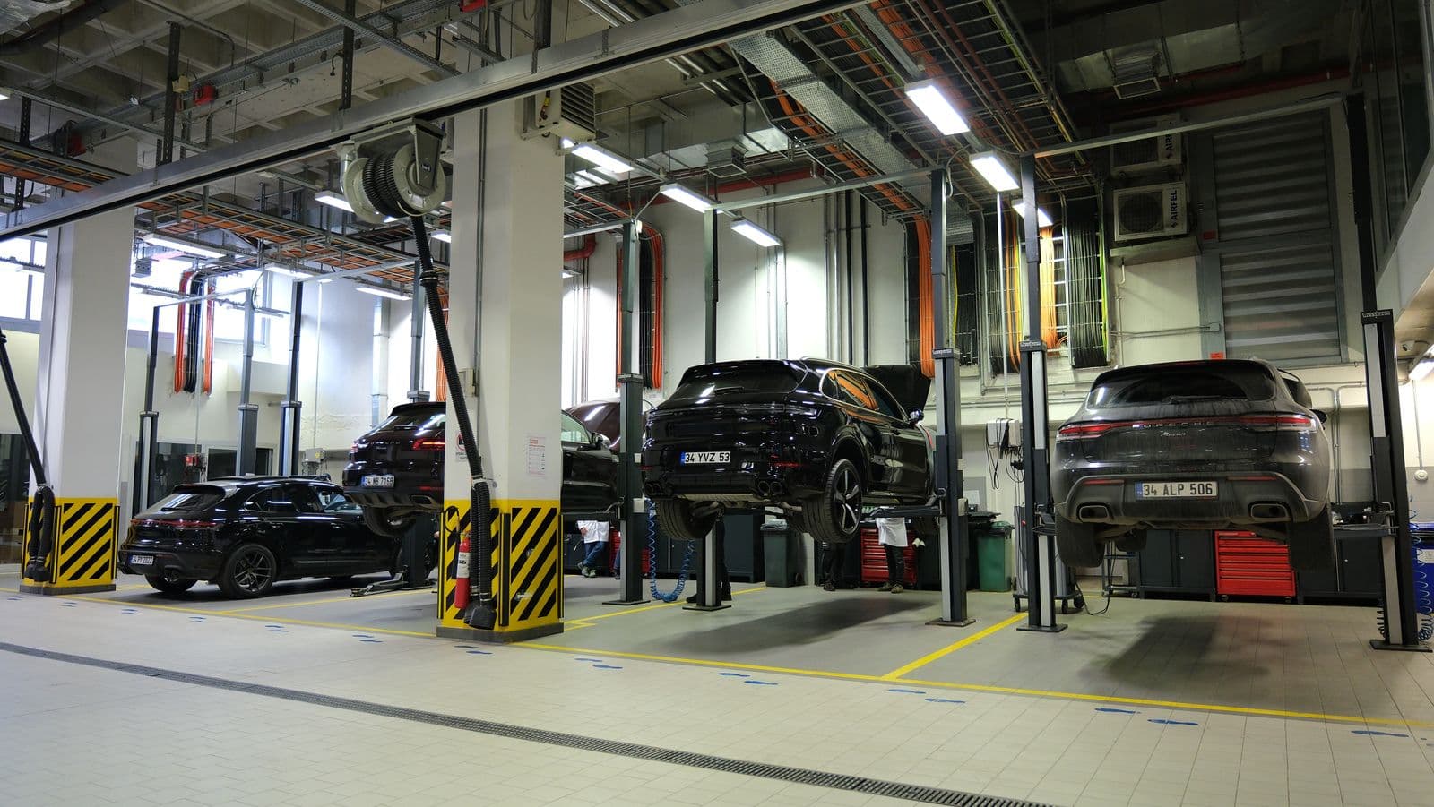 Porsche Porsche Service Exp Showroom Fotoğraf Çekimi