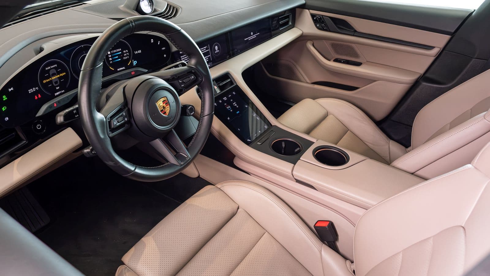 Porsche Taycan 4S Showroom Fotoğraf Çekimi