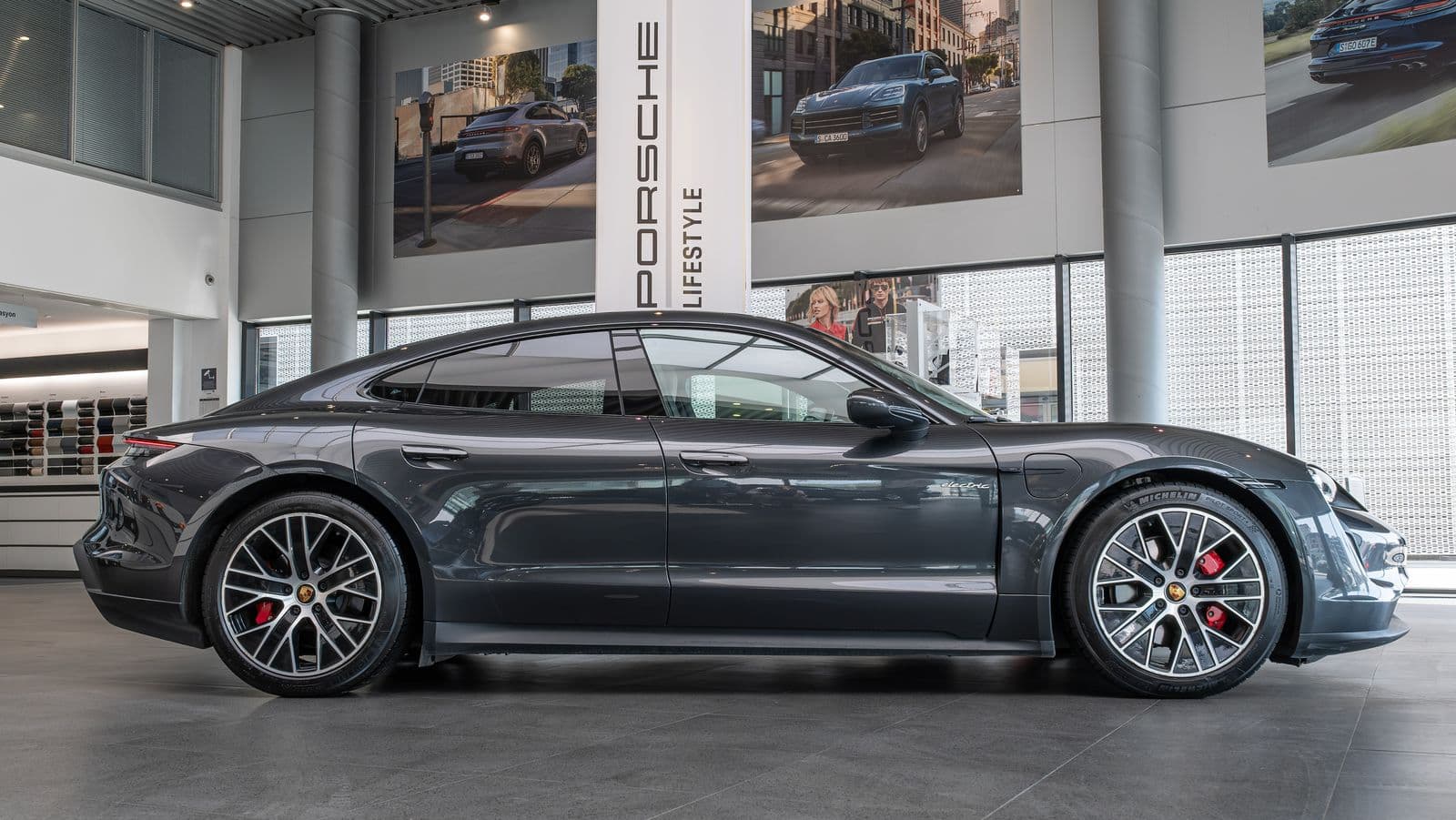 Porsche Taycan 4S Showroom Fotoğraf Çekimi