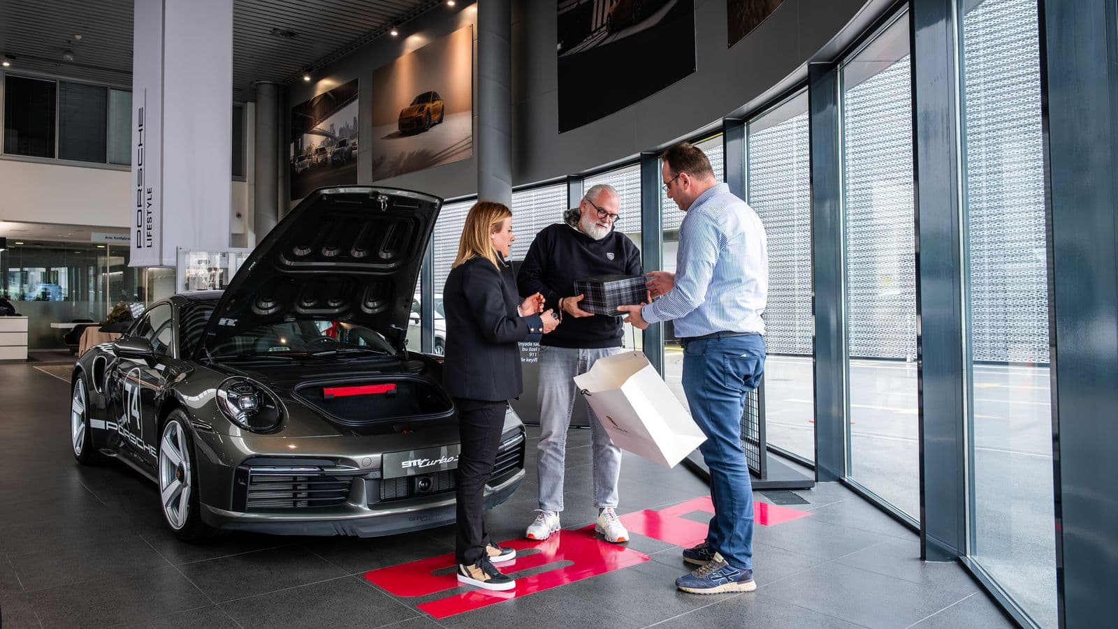 Porsche Teslimat Öge Showroom Fotoğraf Çekimi
